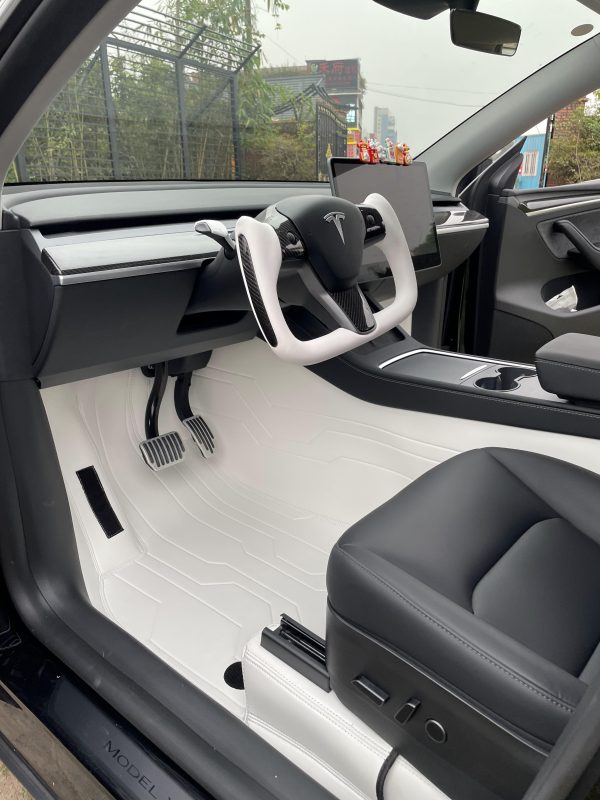 Covorașe auto deluxe - Lux și eleganță - Protecție și stil - Materiale premium - Finisaje de lux - Interior mașină - Rafinament și confort - Gama noastră de covorașe -Transformă experiența de condus Covorașe din piele premium